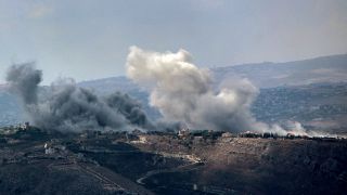 Rauch von schweren israelischen Luftangriffen steigt aus dem südlibanesischen Dorf Jabal al-Rihan auf.