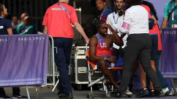 ARCHIV, Paris, 9.8.2024: Sprinter Noah Lyles im Rollstuhl bei den Olympischen Spielen (Bild: picture alliance/Xinhua News Agency/Li Ming)