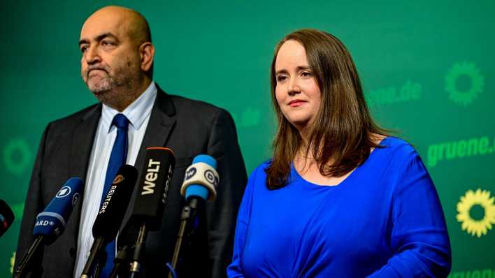 Die Grünen-Parteivorsitzenden Ricarda Lang und Omid Nouripour sprechen bei einer Pressekonferenz.