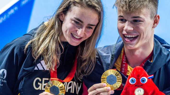 Elena Krawzow (nach Hochzeit Elena Semechin) und Taliso Engel vom deutschen Para-Team feiern ihre Schwimm-Goldmedaillen in Paris.