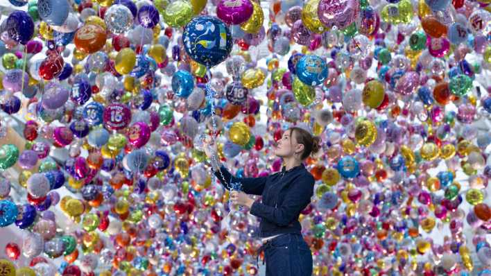 Die britische Suizid-Präventions-Organisation Calm lässt in London tausende Luftballons aufsteigen als Symbol für Jugendliche, die durch Suizid ums Leben kamen. (Bild: picture alliance/empics/David Parry Media Assignments)