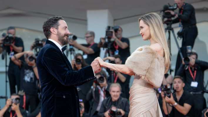 Angelina Jolie und Pablo Larrain auf dem Roten Teppich für ihren Film "Maria" bei den Filmfestspielen in Venedig (Bild: picture alliance/NurPhoto/Luca Carlino)