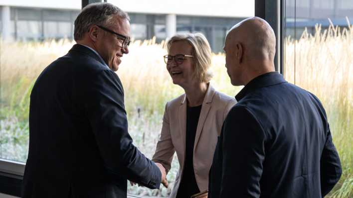 Mario Voigt (l.), CDU-Landesvorsitzender in Thüringen, begrüßt Katja Wolf und Steffen Quasebarth vom BSW im Landtag. (Bild: picture alliance/dpa/Hannes P.Albert)