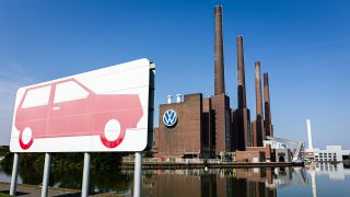 Das Piktogramm eines Autos ist vor dem VW-Kraftwerk auf dem Gelände vom Volkswagen Stammwerk in Wolfsburg (Bild: dpa/ Moritz Frankenberg) zu sehen.