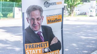 Ein Wahlplakat der Werteunion mit einem Foto von Hans Georg Maaßen und dem Slogan "Freiheit statt Sozialismus"