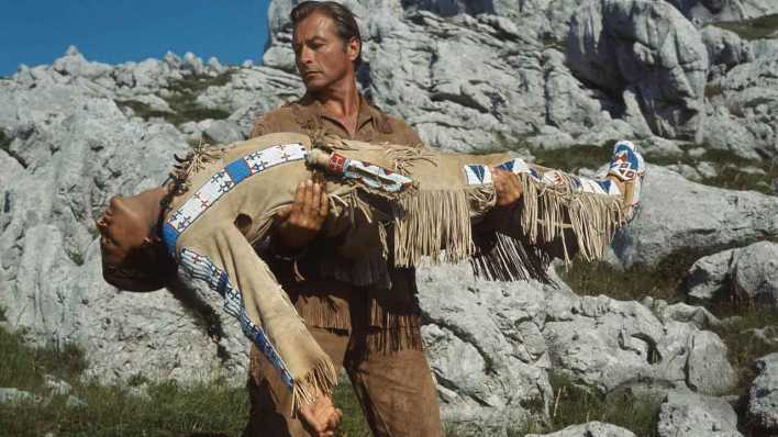 Lex Barker & Pierre Brice Characters: Old Shatterhand, Winnetou Film: Winnetou: The Last Shot: Winnetou - 3. Teil (Bild: picture alliance/Mary Evans/AF Archive/Bildarchiv)