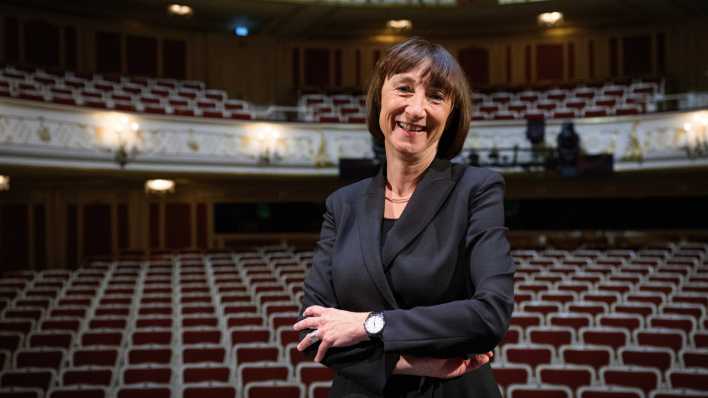 Staatsoper-Intendantin Elisabeth Sobotka steht bei der Präsentation der Spielzeit 2024/25 der Staatsoper Unter den Linden auf der Bühne (Bild: picture alliance/dpa/Bernd von Jutrczenka)