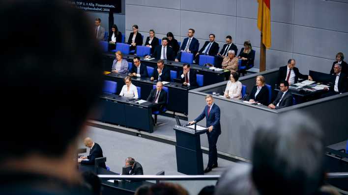 Christian Lindner (FDP), Bundesminister der Finanzen, bei einer Rede zum Bundeshaushalt 2025 im Deutschen Bundestag (Bild: picture alliance / BMF/photothek.de/Felix Zahn)