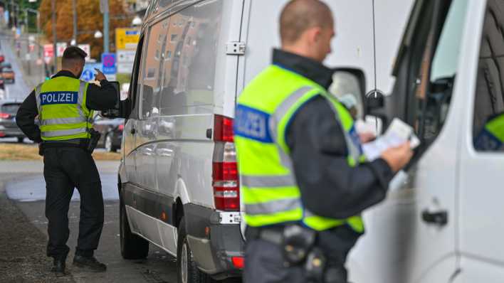 Die Bundespolizei kontrolliert den Einreiseverkehr am deutsch-polnischen Grenzübergang Stadtbrücke zwischen Frankfurt (Oder) und Słubice (Bild: picture alliance/dpa/Patrick Pleul)