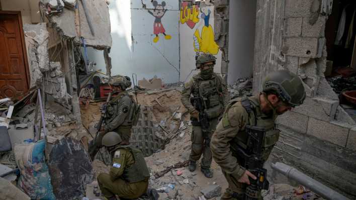 Israelische Soldaten stehen am Eingang eines Tunnels im südlichen Gazastreifen. (FOTO UNTER IDF-AUFSICHT AUFGENOMMEN UND VON DER MILITÄRISCHEN ZENSUR ÜBERPRÜFT) (Bild: picture alliance/dpa/AP/Leo Correa)