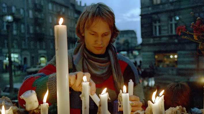 13.10.1989, Berlin, DDR - Junger Mann entzuendet Kerzen vor der Ost-Berliner Gethsemanekirche