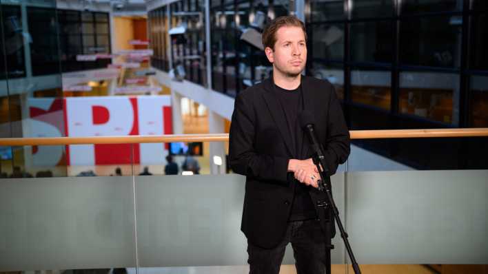 Kevin Kühnert, SPD-Generalsekretär spricht in der SPD-Zentrale im Willy-Brandt-Haus in Berlin.