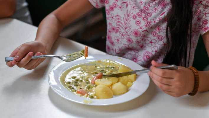 Schüler beim Mittagessen in der Mensa in einer Grundschule