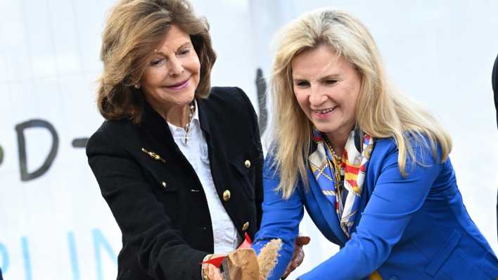 Königin Silvia von Schweden (l) und Astrid Lurati, Vorstand Finanzen und Infrastruktur der Charite beim ersten Spatenstich für das Childhood-Haus der Charite im Campus Virchow-Klinikum.