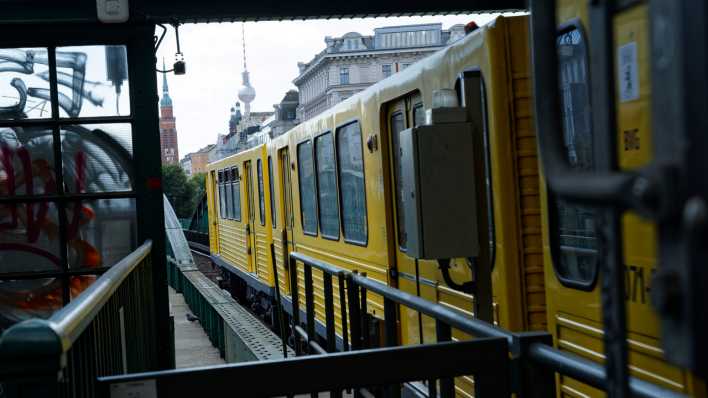 Eine U-Bahn der Linie 2 fährt in den Hochbahnhof Eberswalder Straße ein.