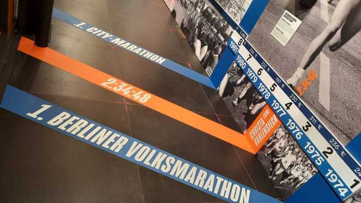 Die Ausstellung 50 Jahre Berlin-Marathon vor dem Brandenburger Tor in Berlin. (Bild: picture alliance/XAMAX)