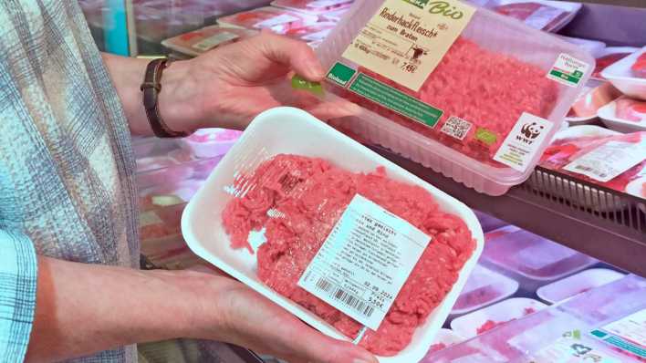 Bio-Fleisch und Billighackfleisch im Supermarkt (Bild: IMAGO/Martin Wagner)