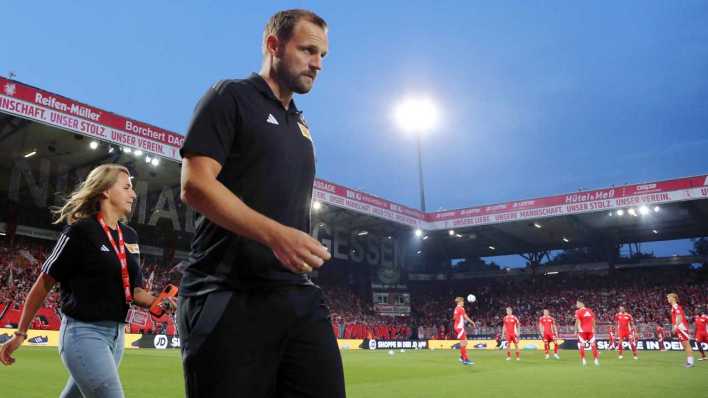 30.8.2024: Trainer Bo Svensson nach TV Interview (Bild: IMAGO/Contrast/O.Behrendt)