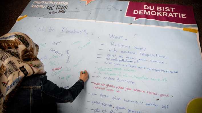 ARCHIV, Duisburg, 31.1.2018: Eine Schülerin unterschreibt auf einem Plakat der Aktion - Demokratie leben, Die Tour durch NRW am Mercator Gymnasium (Bild: IMAGO/Funke Foto Services//Lars Froehlich)