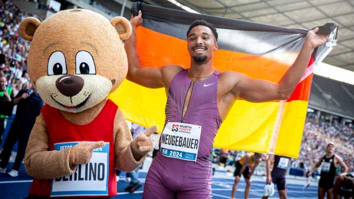 ISTAF 2024; Berlin, 01.09.2024 Maskottchen Berlino mit ISTAF-Dreikampf-Sieger Leo Neugebauer (Bild: IMAGO/Beautiful Sports/R. Schmitt)