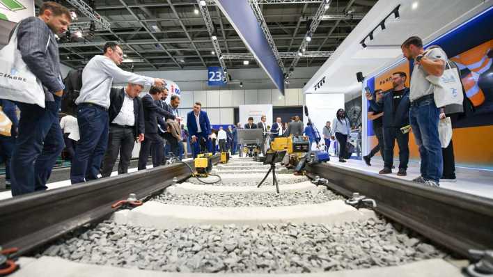 Berlin, 24.9.2024: Besucher auf der Fachmesse InnoTrans (Bild: IMAGO/Xinhua/Ren Pengfei)