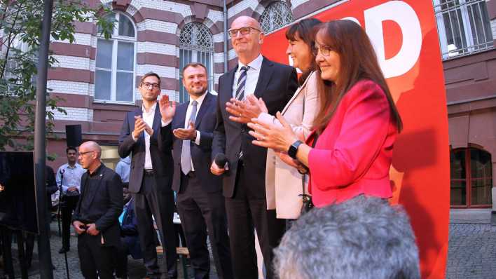 Dietmar Woidke, Daniel Keller und andere SPD-Mitglieder lassen sich bei der Wahlparty feiern.