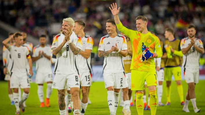 Spieler der deutschen Fußball-Nationalmannschaft feiern auf dem Spielfeld nach dem Sieg gegen Ungarn in der Nations League.