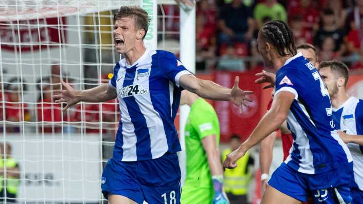 Luca Schuler jubelt über ein Tor für Hertha BSC.