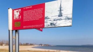 Greifswalder Bodden und Strandbad Eldena: Infoschild mit Hinweis auf den Caspar-David-Friedrich-Bildweg und der Dänischen Wiek (Bild: IMAGO/Andre Gschweng)