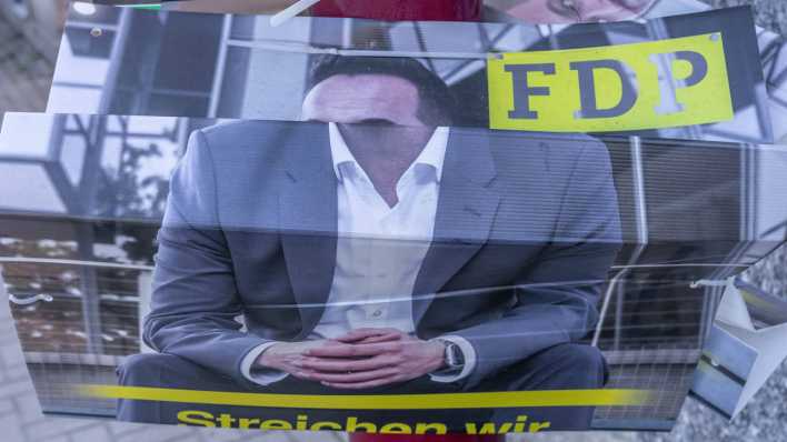 Zerstörtes Wahlplakat der FDP