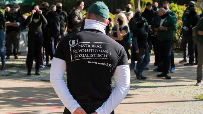 Ein Teilnehmer einer Demonstration der rechtsradikalen Partei III. Weg in Berlin trägt ein T-Shirt mit der Aufschrift "National Revolutionär Sozialistisch" (Archivfoto).