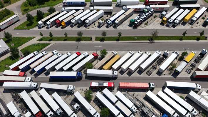 LKWs an einer Autobahnraststätte