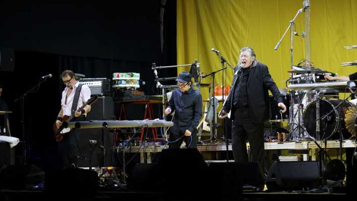 Alexander Hacke, N. U. Unruh und Blixa Bargeld, v.l., von der Band Einstürzende Neubauten bei einem Konzert im Waschhaus in Potsdam, 3. September 2024