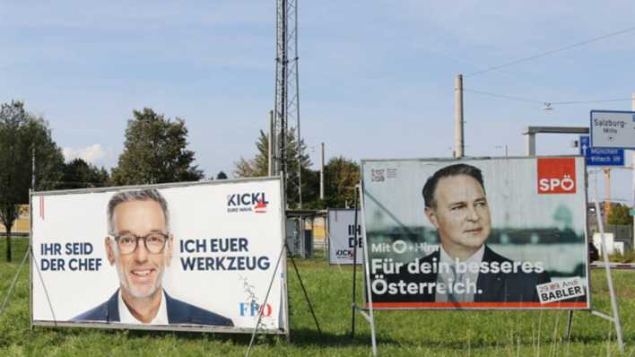 Wahlplakate vor der Nationalratswahl in Österreich (Bild. IMAGO / Frank Ossenbrink)