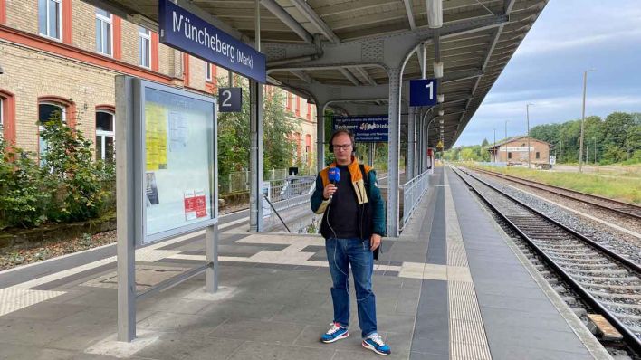 Nico Hecht im Bahnhof Müncheberg (Bild: rbb/Nico Hecht)