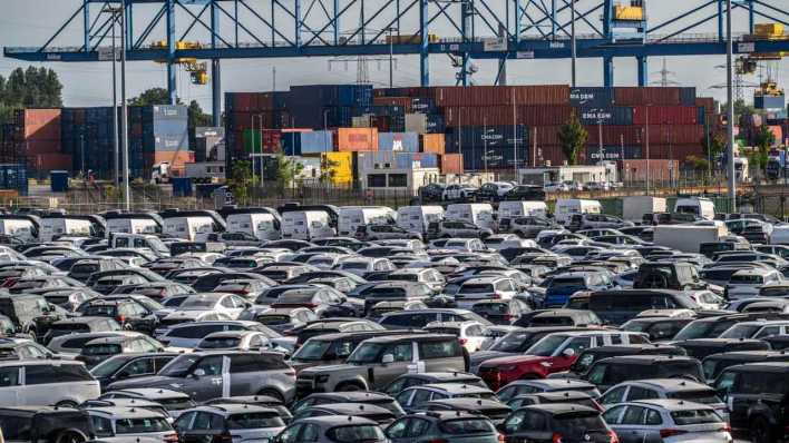 Autos am Hafen Duisburg