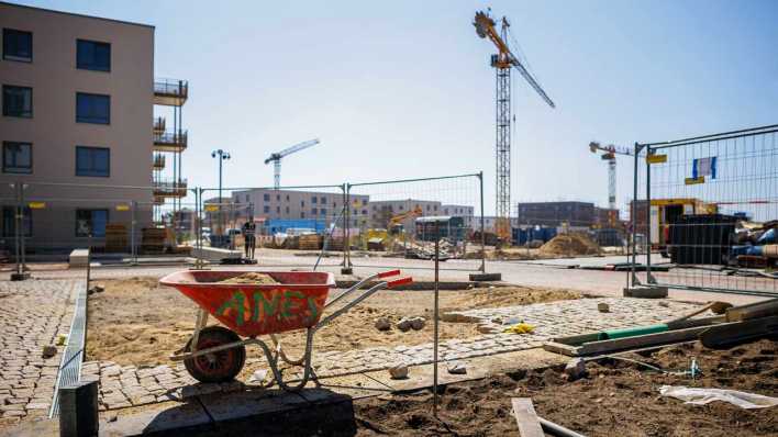 Leere Baustelle mit Häusern Hintergrund