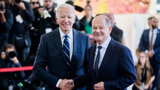 US-Präsident Joe Biden und Bundeskanzler Olaf Scholz (SPD,r) geben sich vor dem Kanzleramt die Hand.