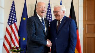 US-Präsident Joe Biden (l) wird vom deutschen Bundespräsidenten Frank-Walter Steinmeier während der Begrüßungszeremonie im Schloss Bellevue in Berlin begrüßt.