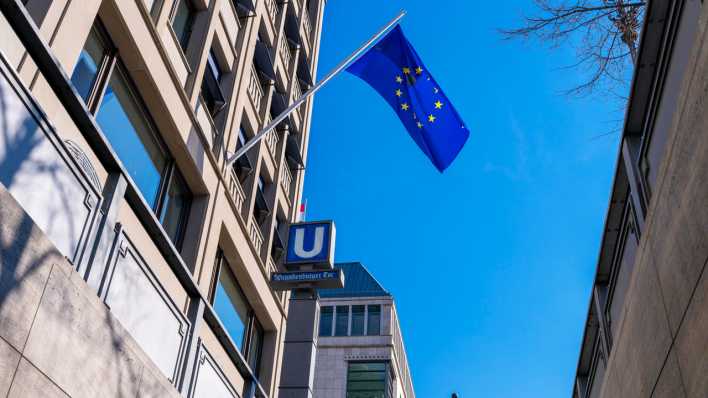 Eine EU-Flagge hängt am Europäischen Haus am Brandenburger Tor.