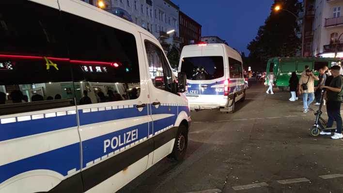 Polizeiwagen in Berlin-Neukölln - nach einem Luftangriff im Gazastreifen werden Proteste erwartet. (Bild: picture alliance/dts-Agentur)