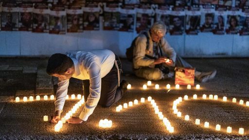 Menschen zünden während einer Mahnwache zu Ehren der Opfer des Hamas-Angriffs auf Israel am 7. Oktober Kerzen an.