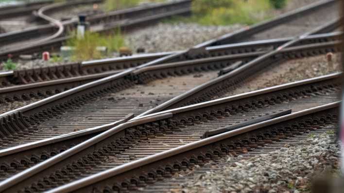 Bahngleise führen über Kreuz und in verschiedene Richtungen.