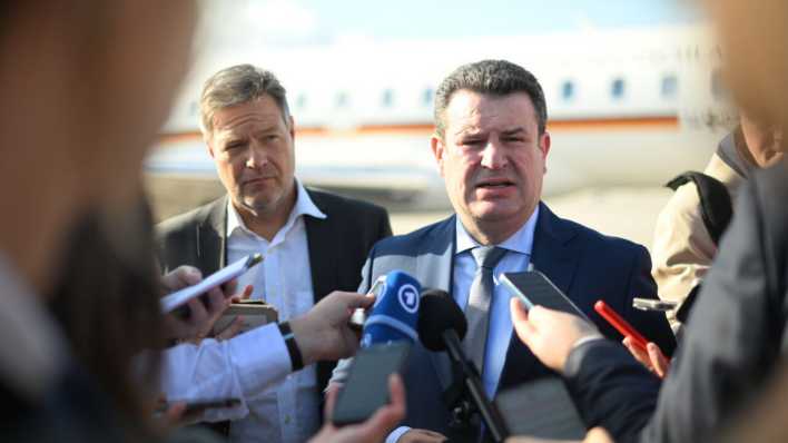 Bundesarbeitsminister Hubertus Heil (SPD) und Bundeswirtschaftsminister Robert Habeck vor dem Abflug nach Indien. (Bild: dpa/Sebastian Gollnow)