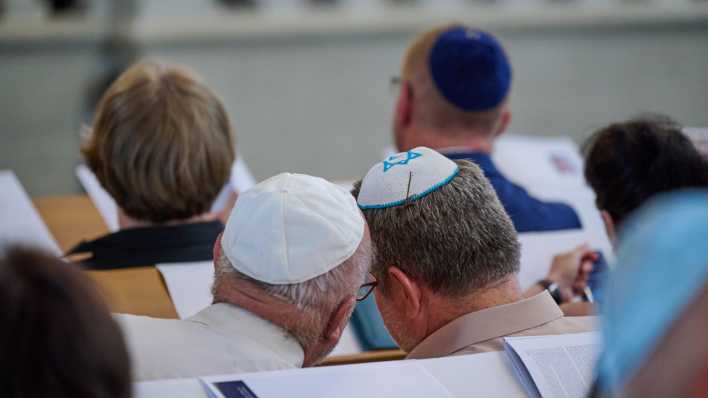 Männer mit Kippa in der Synagoge Rykestrasse