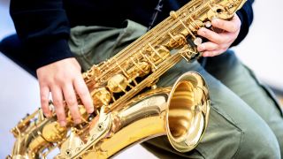 Eine Musikschülerin spielt auf ihrem Saxophon. (Bild: dpa/ Hauke-Christian Dittrich)