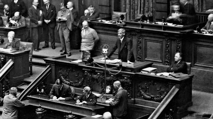 ARCHIV, 24.6.1924: Der SPD-Politiker Rudolf Breitscheid spricht im Reichstag (Bild: picture alliance/SZ Photo/Scherl)