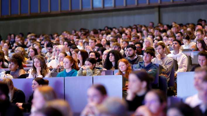 Studenten im Hörsaal am Tag der Erstsemesterbegrüßung an der Uni Köln. (picture alliance/Panama Pictures/Christoph Hardt)