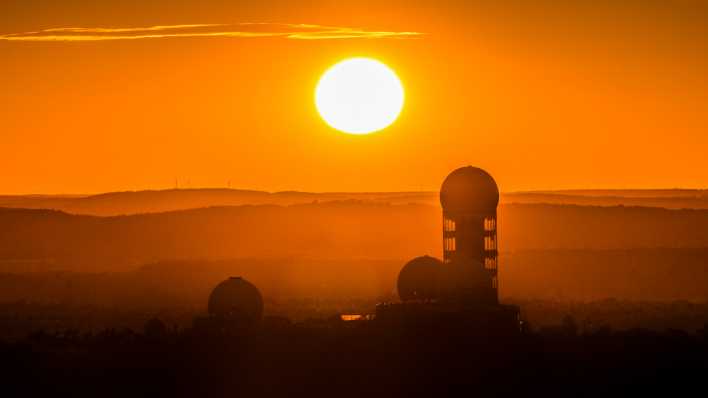 Sonneuntergang am Teufelsberg mit den Radartürmen