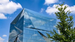 Das Bürogebäude Cube Berlin auf dem Washingtonplatz am Berliner Hauptbahnhof. (Bidl: picture alliance/dpa/dpa-Zentralbild/Jens Kalaene)